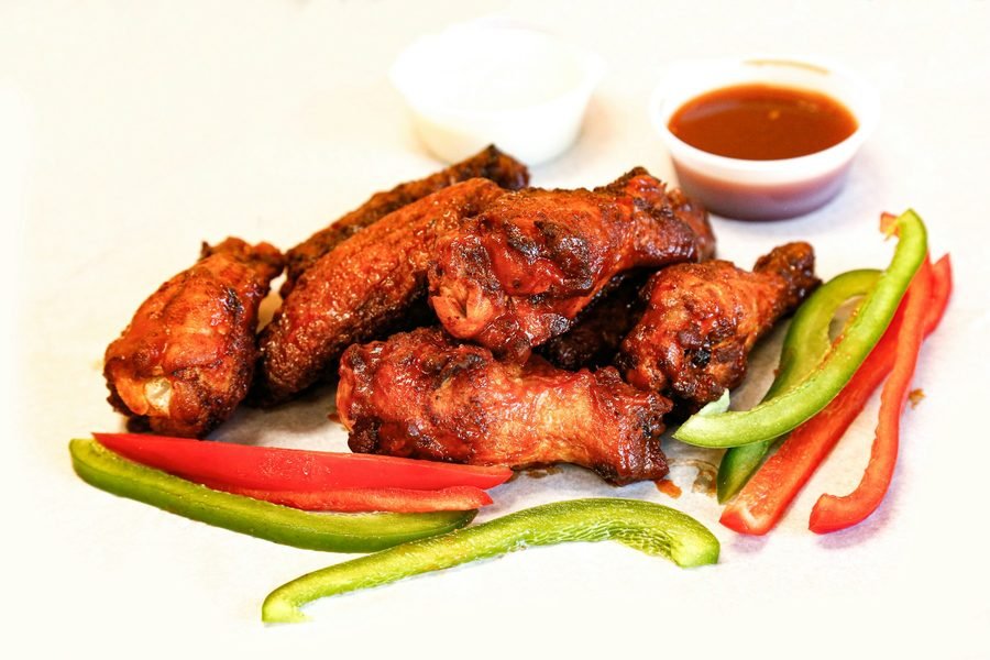 Dry Rub vs Wet Sauce — Which Flavors Survive the Drive Home